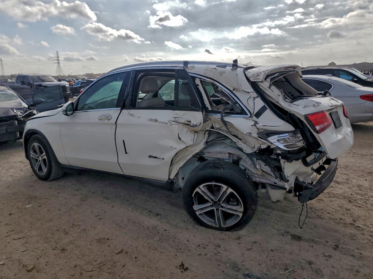 2017 MERCEDES-BENZ GLC 300 4MATIC photo 2