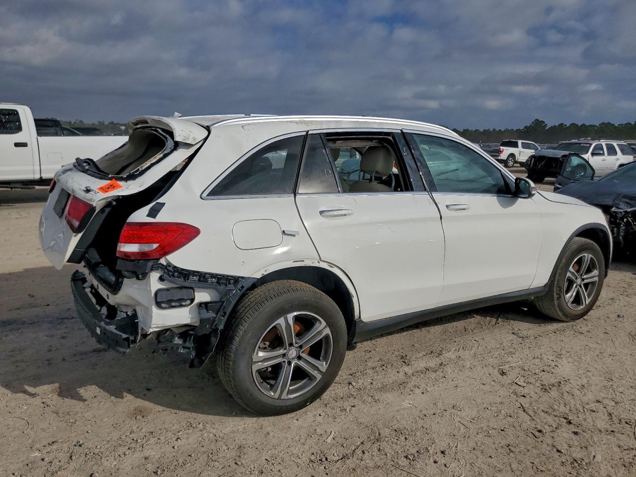 2017 MERCEDES-BENZ GLC 300 4MATIC photo 3