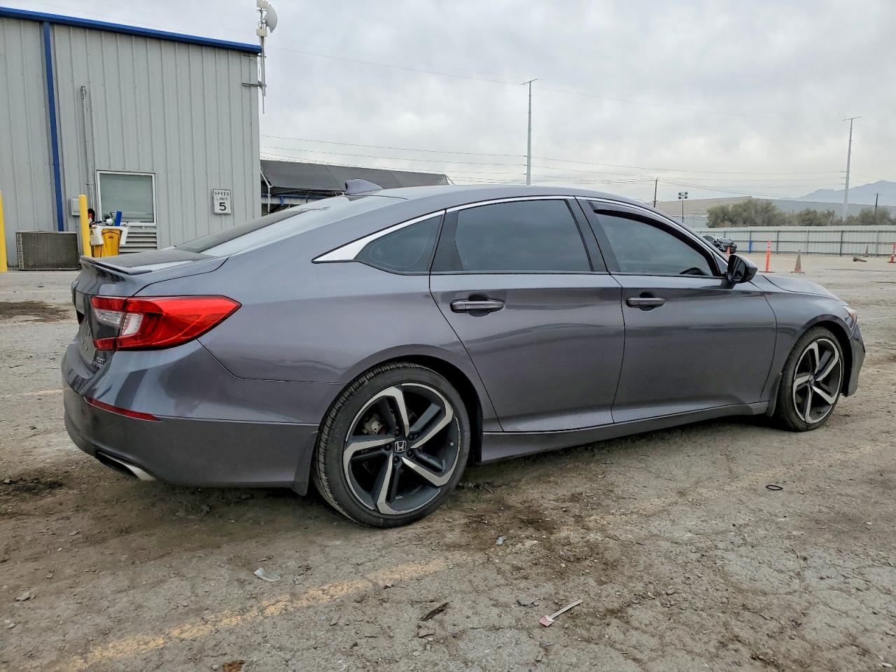 2018 HOND ACCORD photo 3