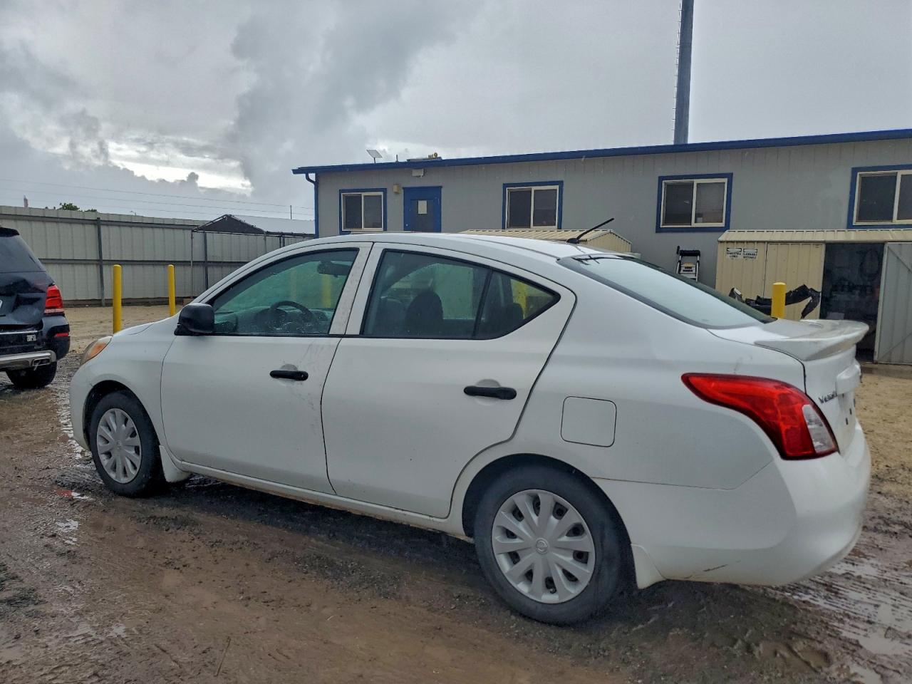 2014 NISSAN VERSA S photo 2