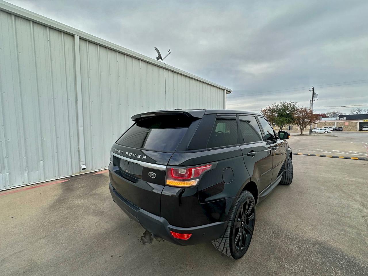 2015 LAND ROVER RANGE ROVER SPORT SE photo 4