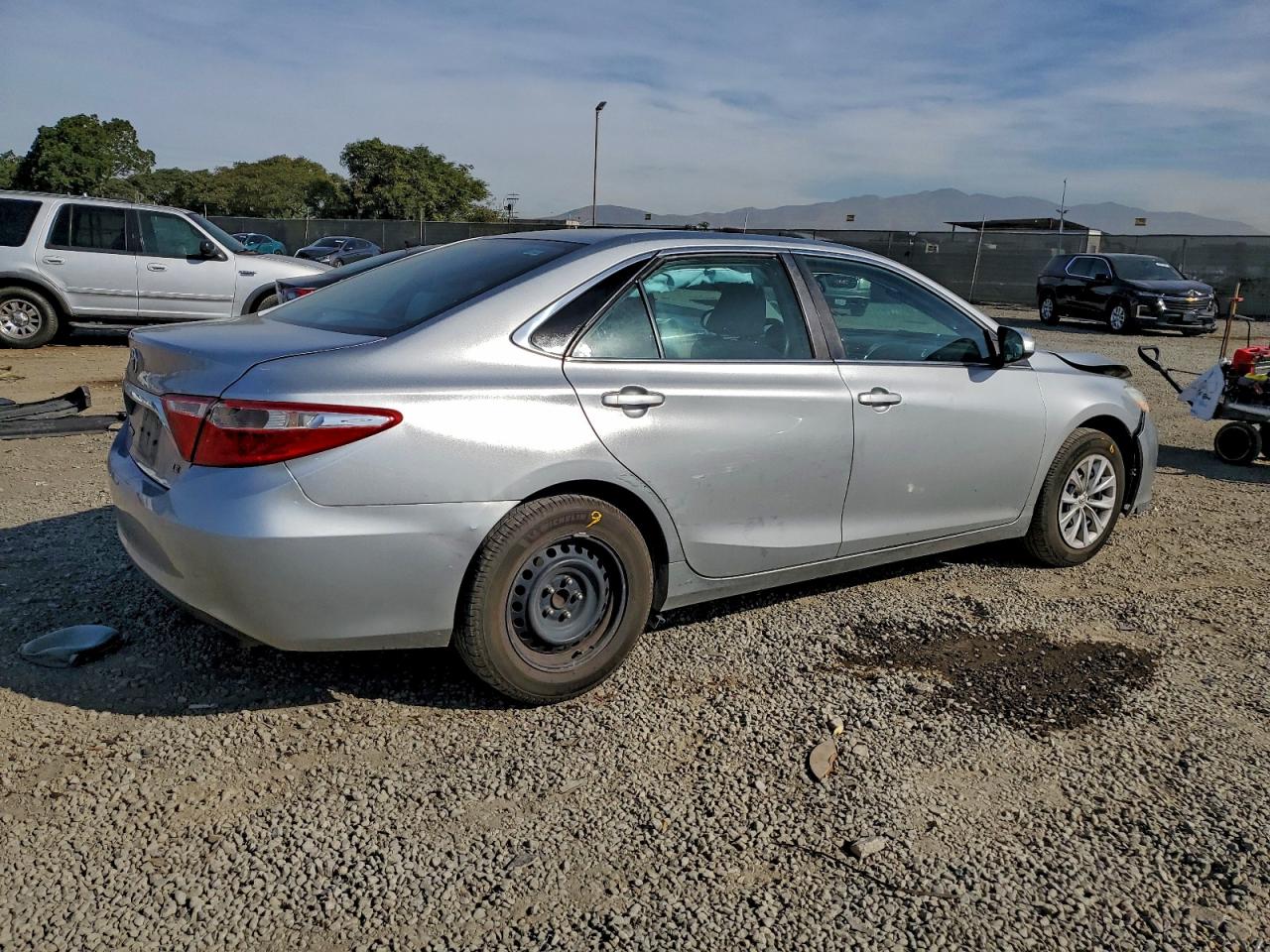 2017 TOYOTA CAMRY LE photo 3