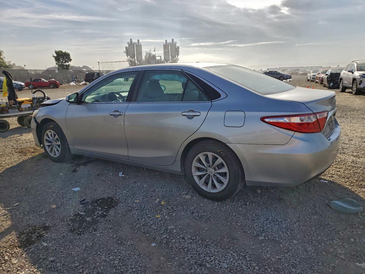 2017 TOYOTA CAMRY LE photo 2