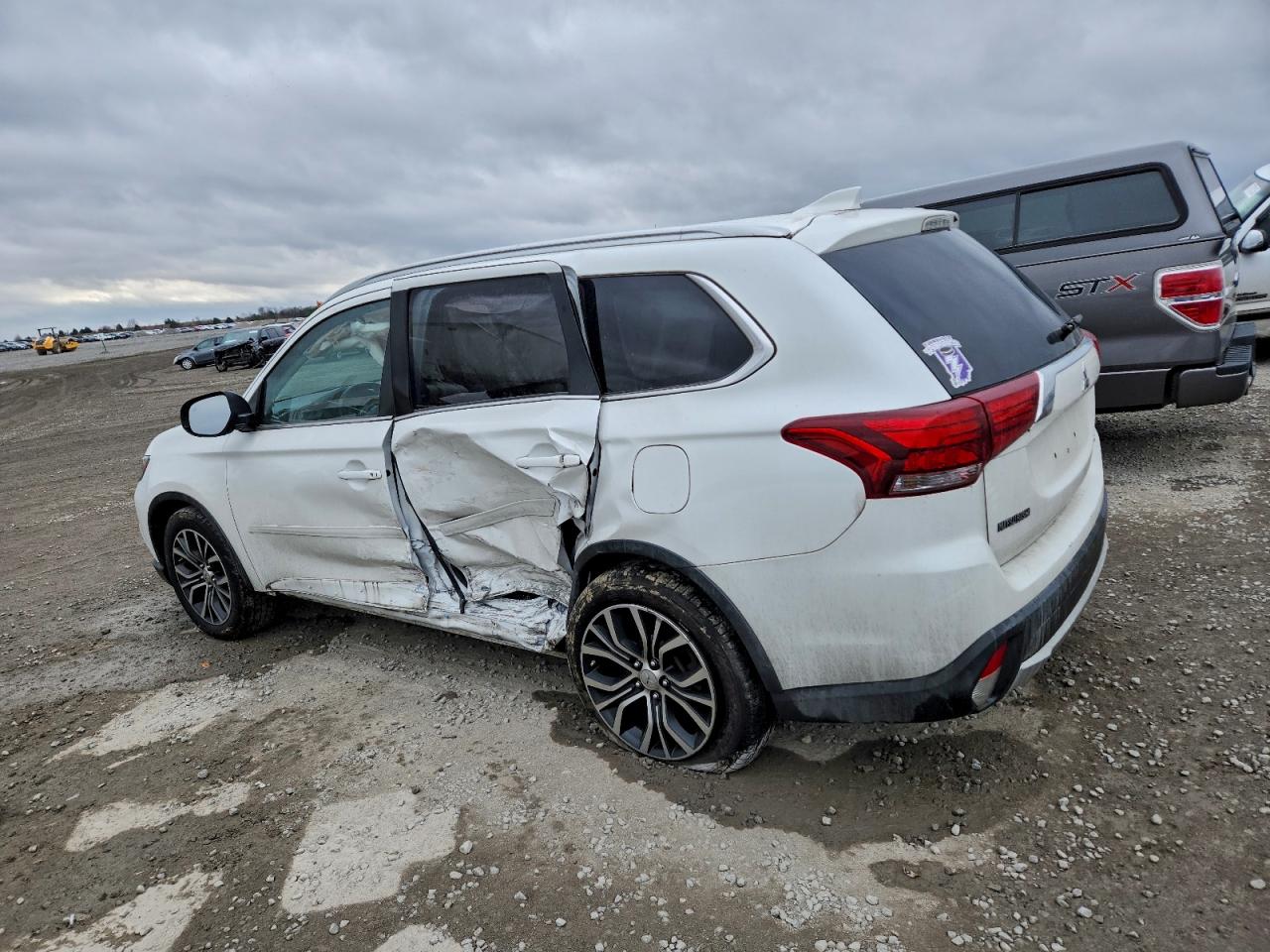 2017 MITSUBISHI OUTLANDER SE photo 2