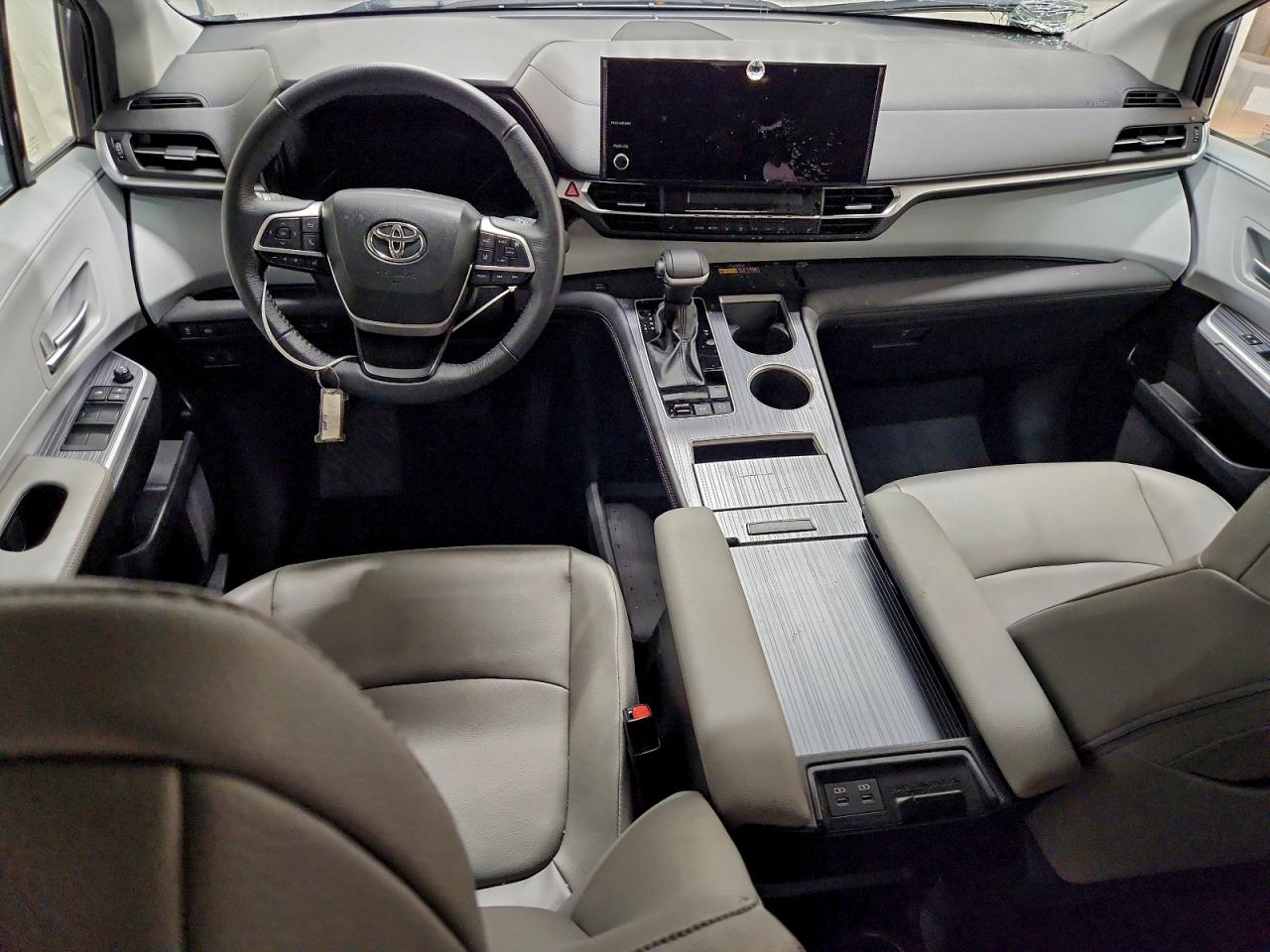 2025 TOYOTA SIENNA XLE photo 8