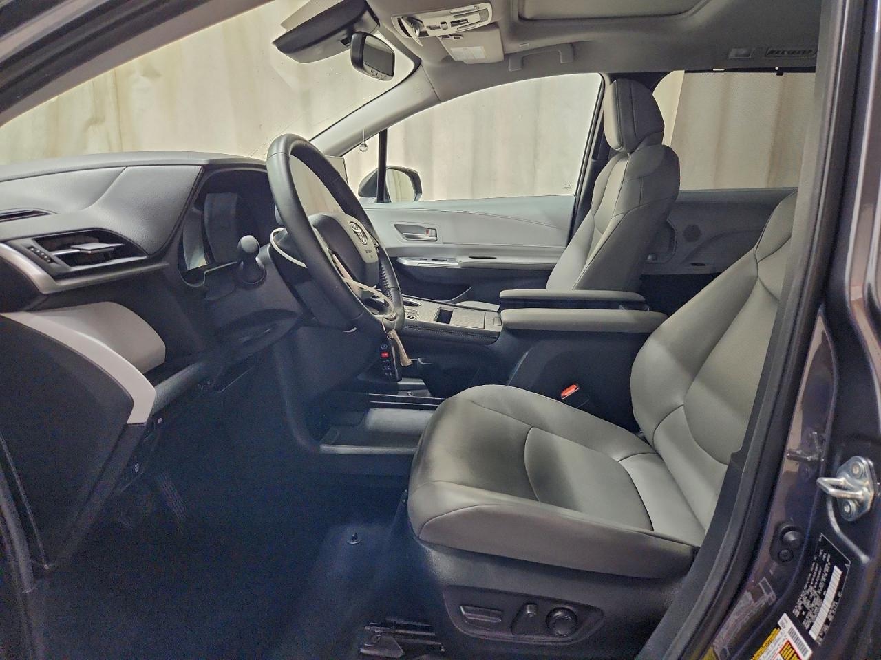 2025 TOYOTA SIENNA XLE photo 7