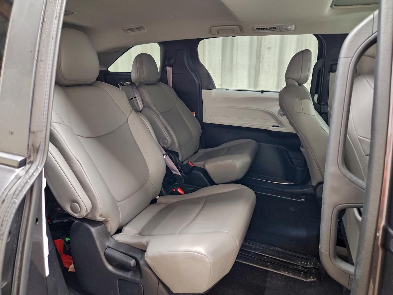 2025 TOYOTA SIENNA XLE photo 11