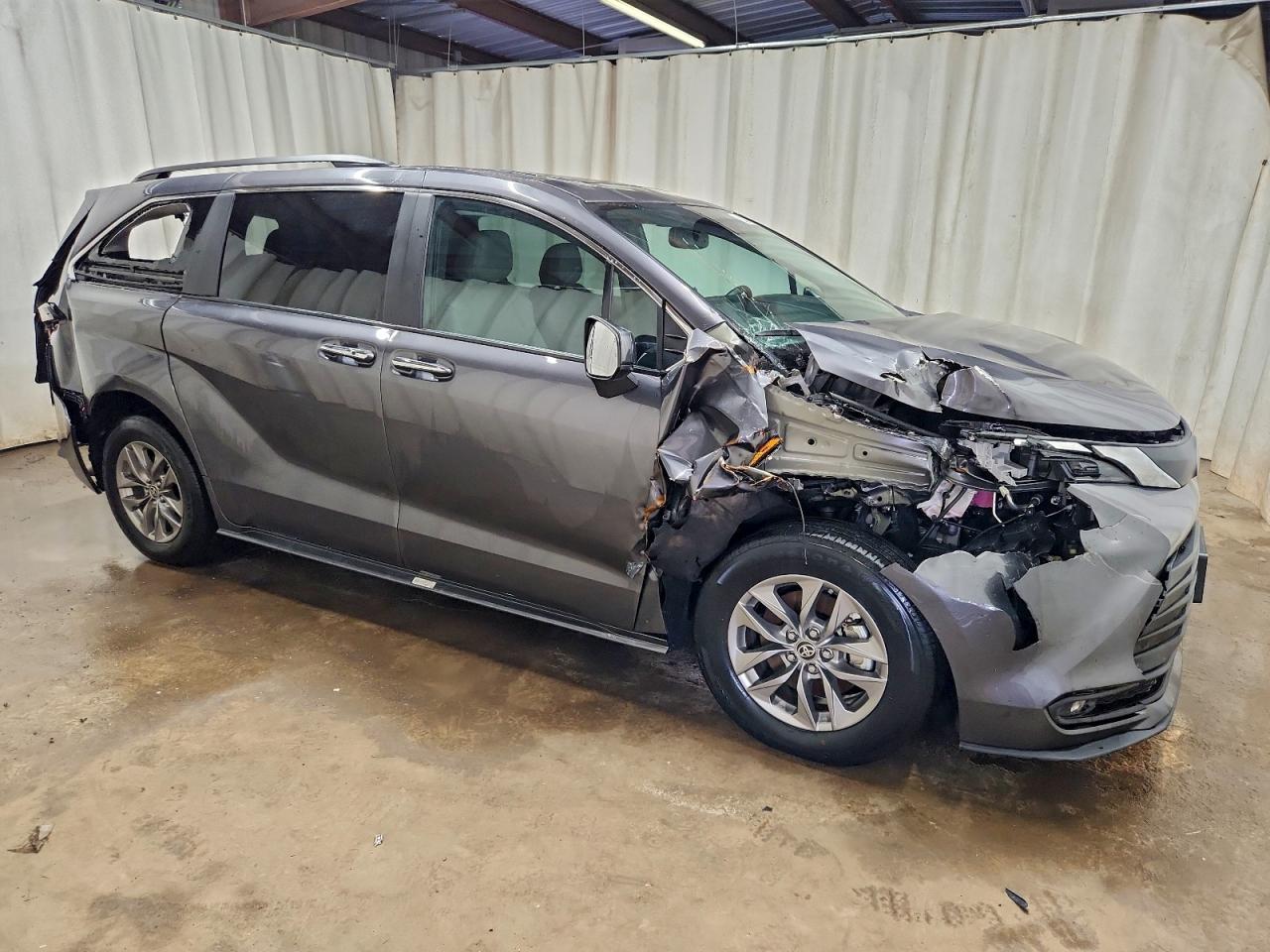 2025 TOYOTA SIENNA XLE photo 4