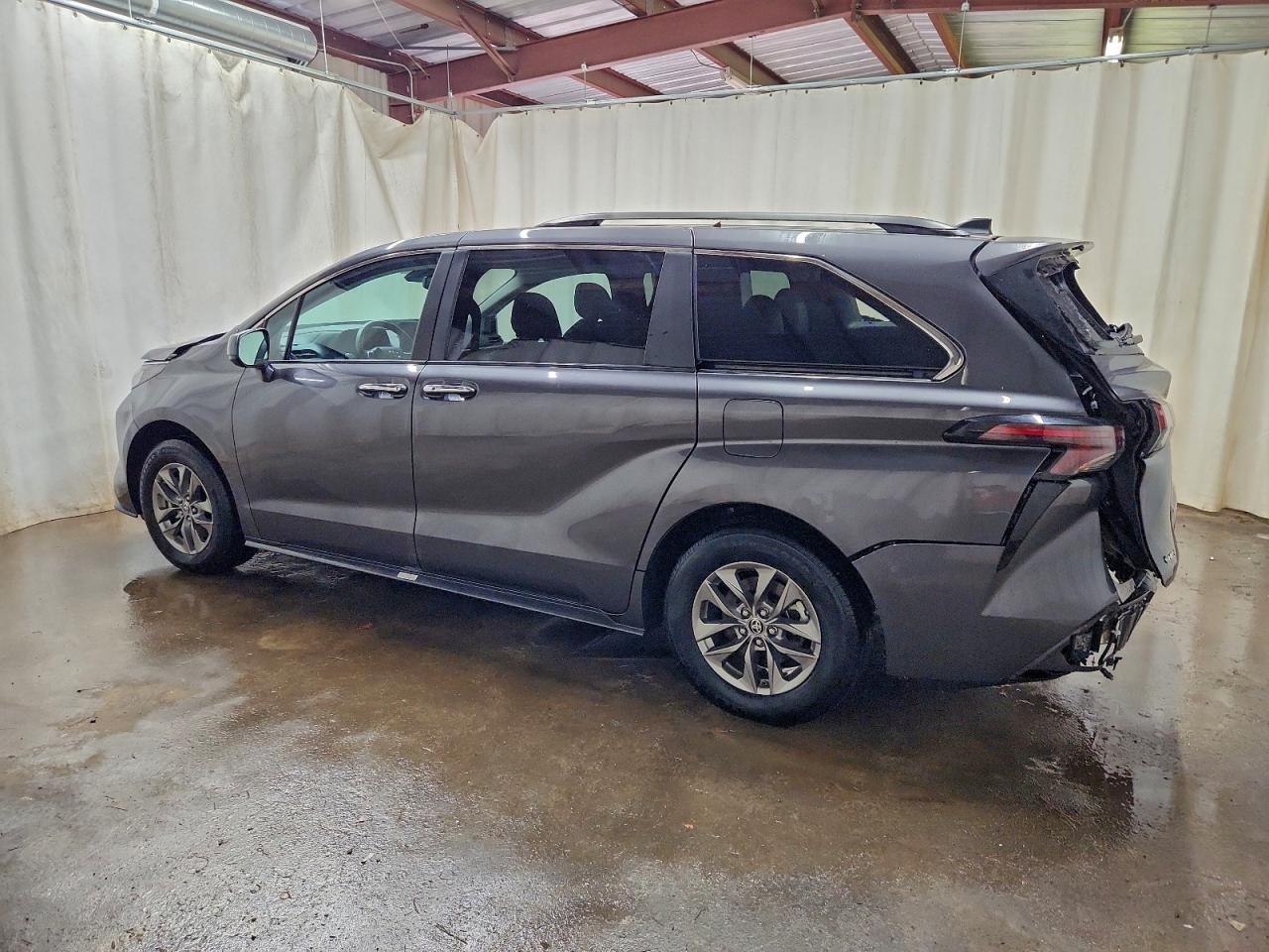 2025 TOYOTA SIENNA XLE photo 2