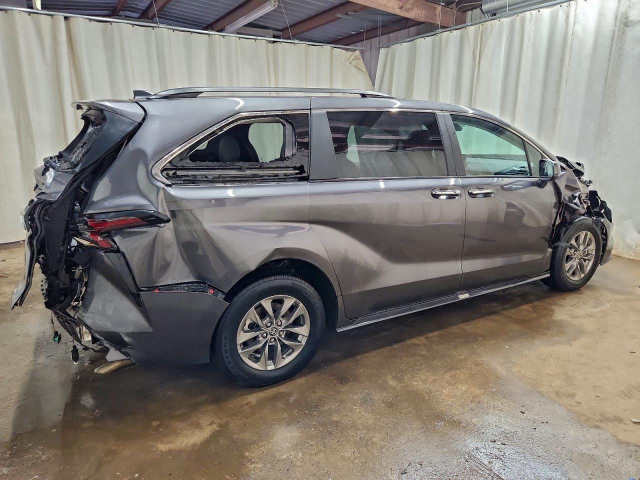 2025 TOYOTA SIENNA XLE photo 3