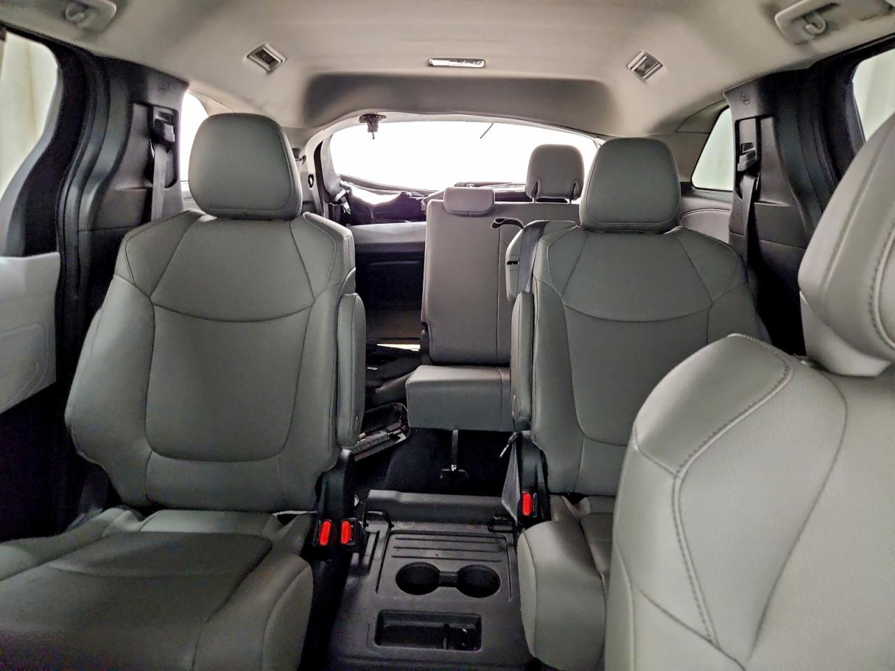 2025 TOYOTA SIENNA XLE photo 10