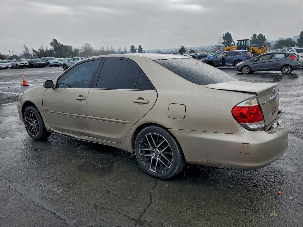 2005 TOYOTA CAMRY LE photo 2
