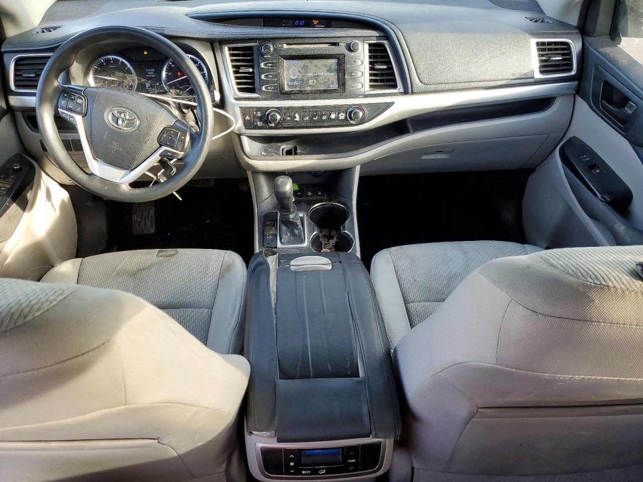 2016 TOYOTA HIGHLANDER LE photo 8