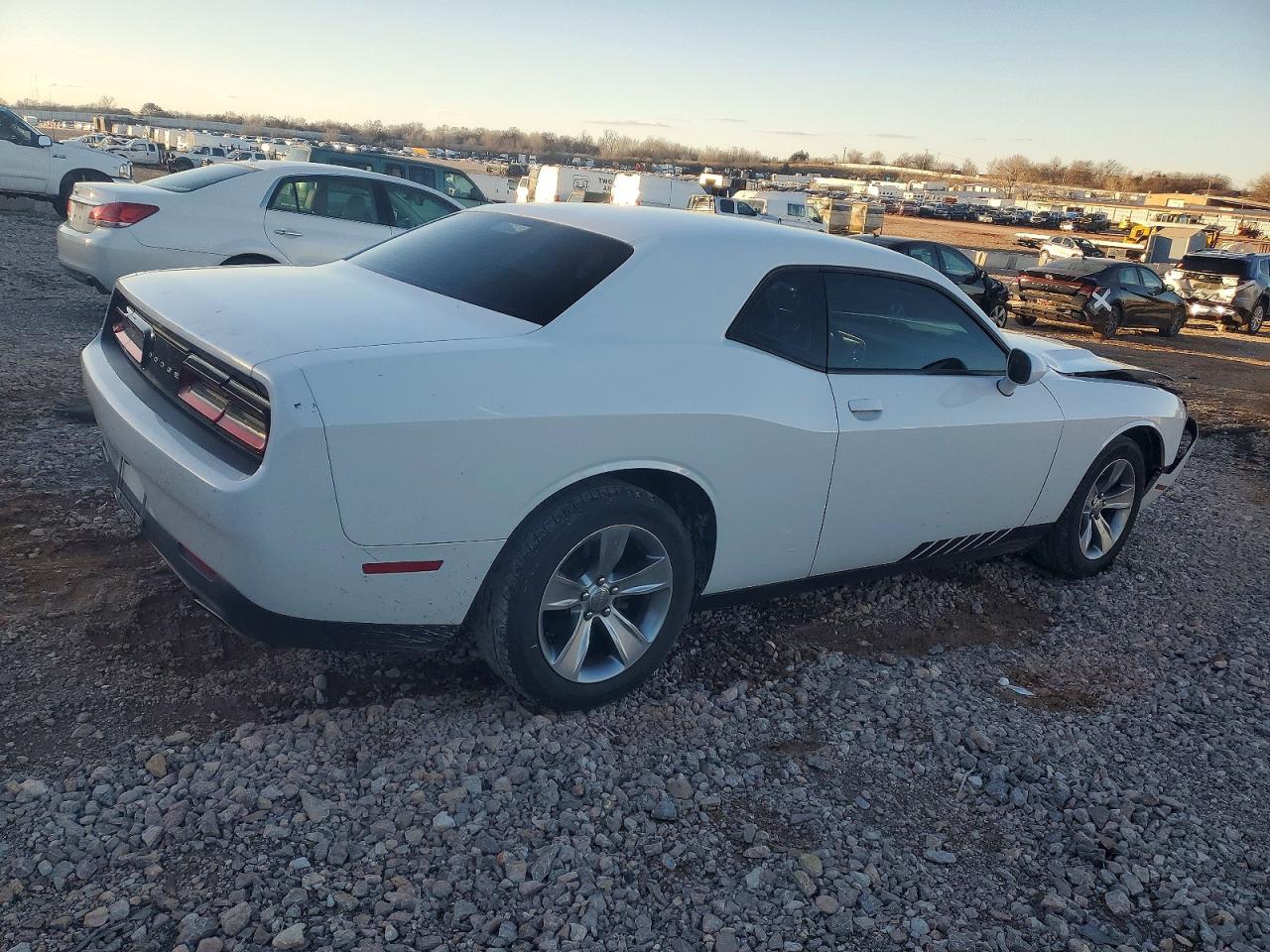 2016 DODGE CHALLENGER SXT photo 3