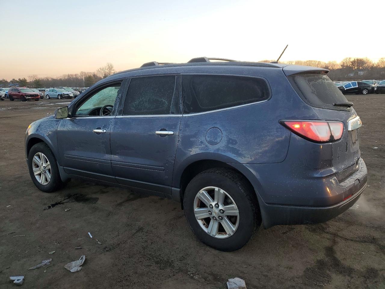 2014 CHEVROLET TRAVERSE LT photo 2