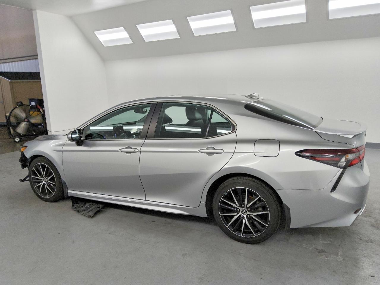 2022 TOYOTA CAMRY SE photo 2
