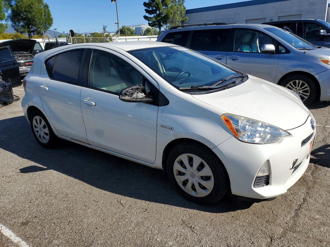 2013 TOYOTA PRIUS C photo 4