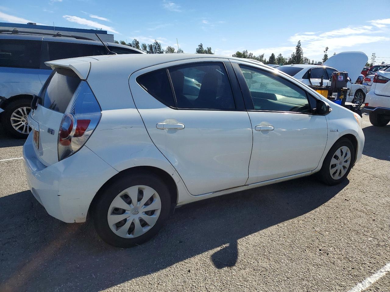2013 TOYOTA PRIUS C photo 3