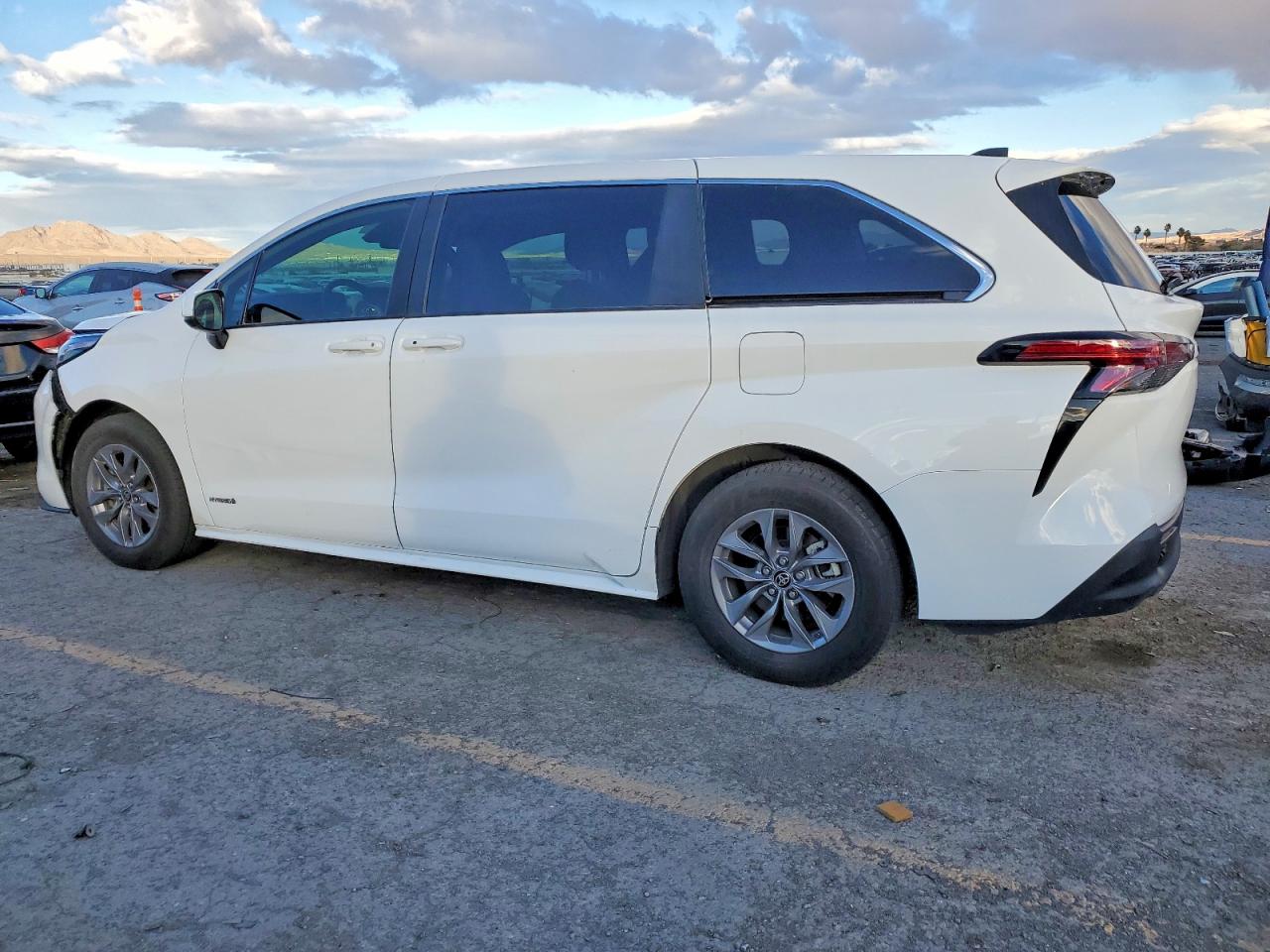 2021 TOYOTA SIENNA LE photo 2