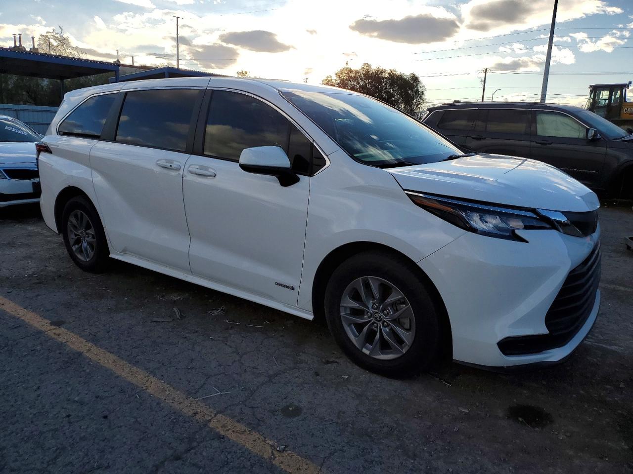 2021 TOYOTA SIENNA LE photo 4