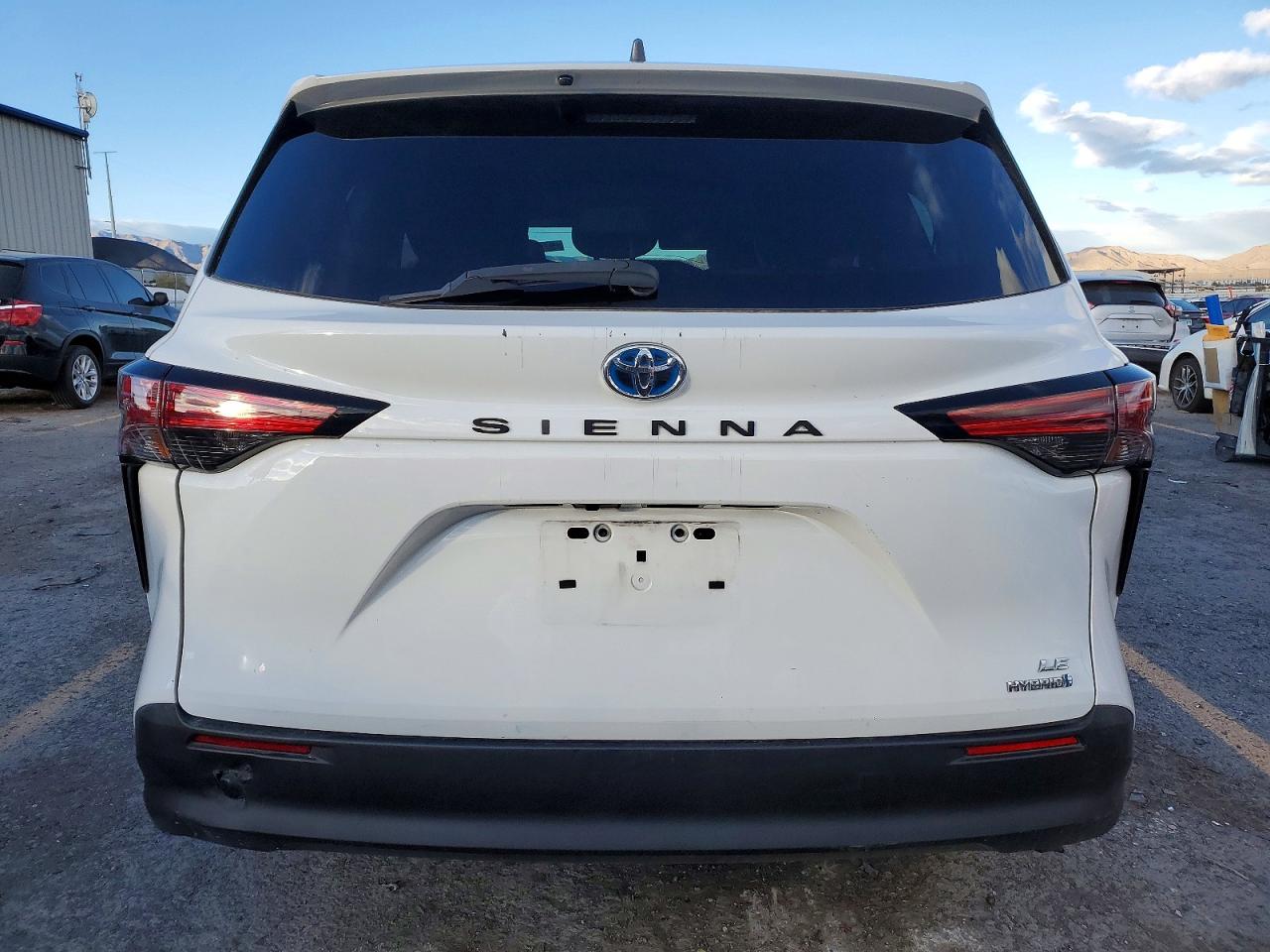 2021 TOYOTA SIENNA LE photo 6