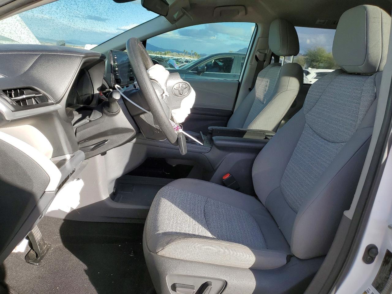 2021 TOYOTA SIENNA LE photo 7