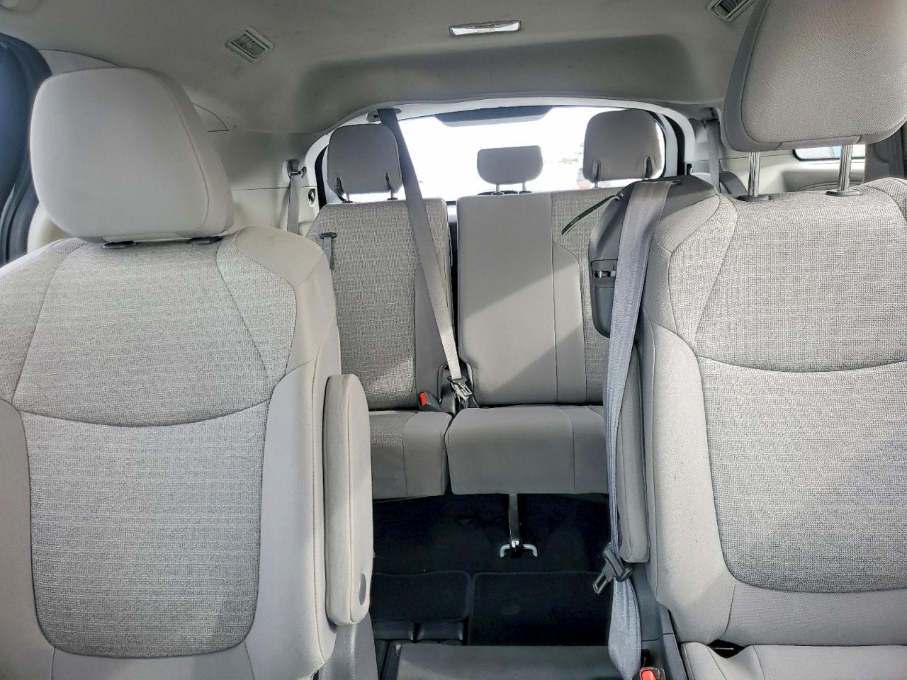 2021 TOYOTA SIENNA LE photo 10