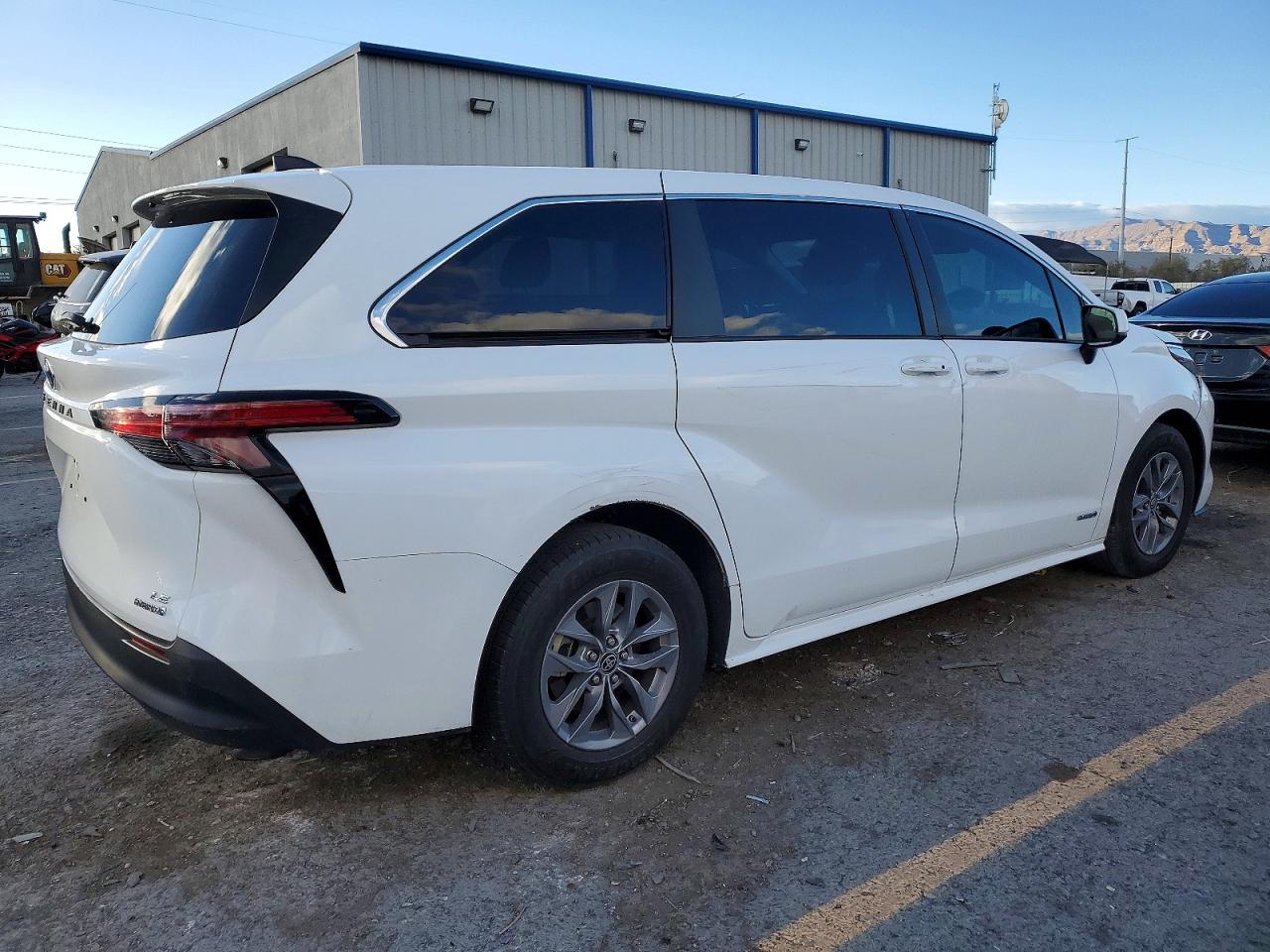 2021 TOYOTA SIENNA LE photo 3