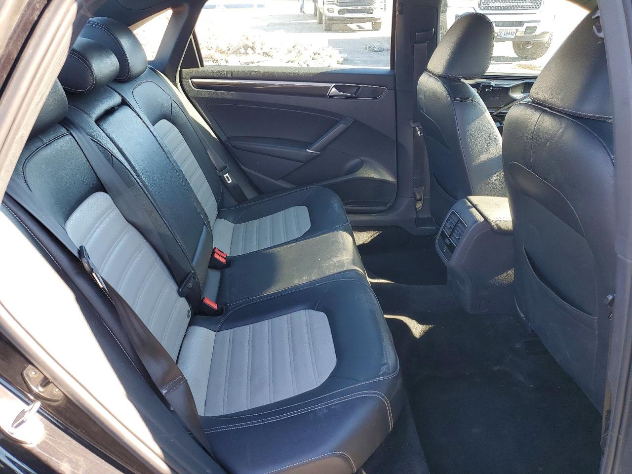 2018 VOLKSWAGEN PASSAT GT photo 10