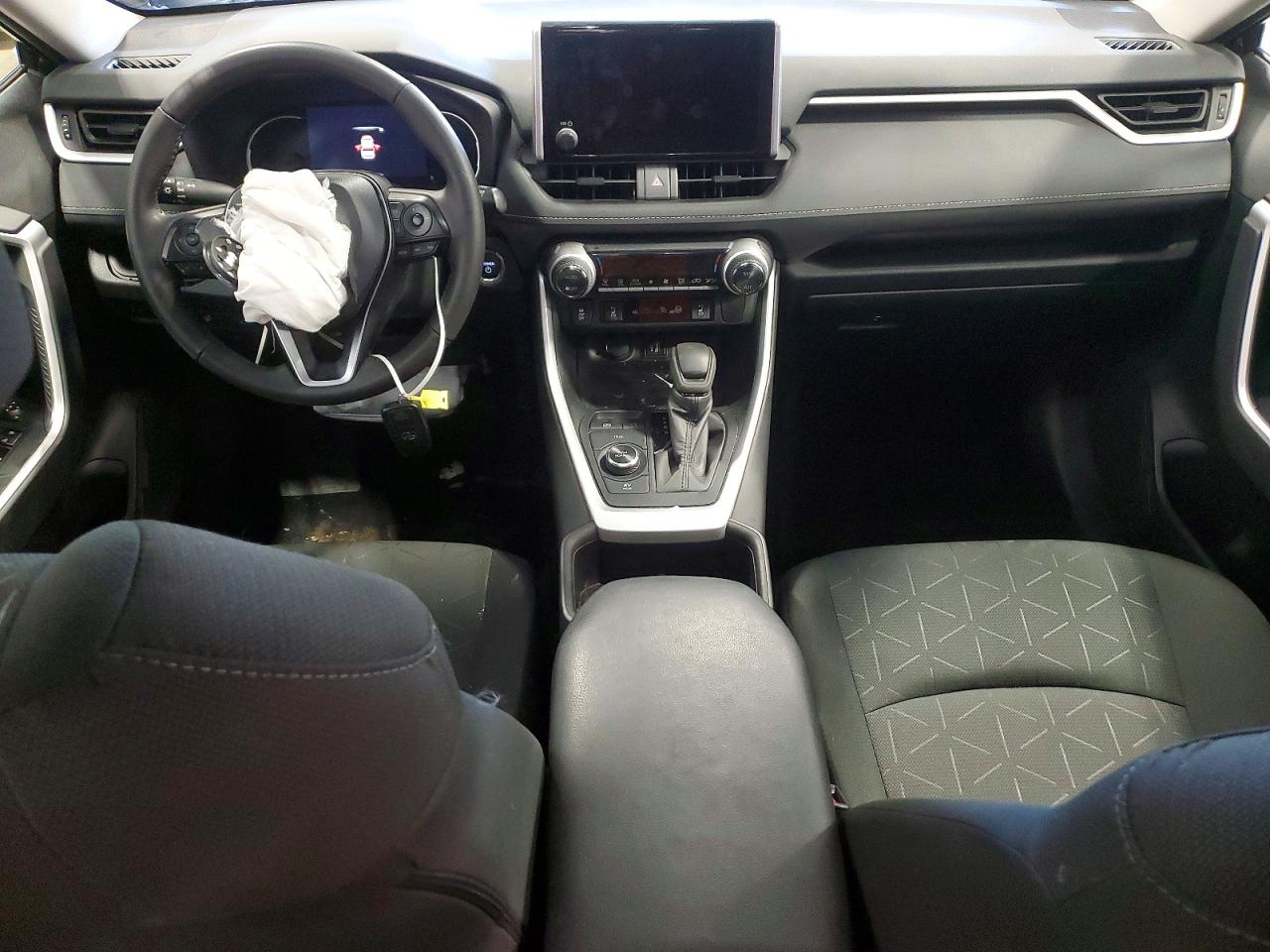 2024 TOYOTA RAV4 XLE photo 8
