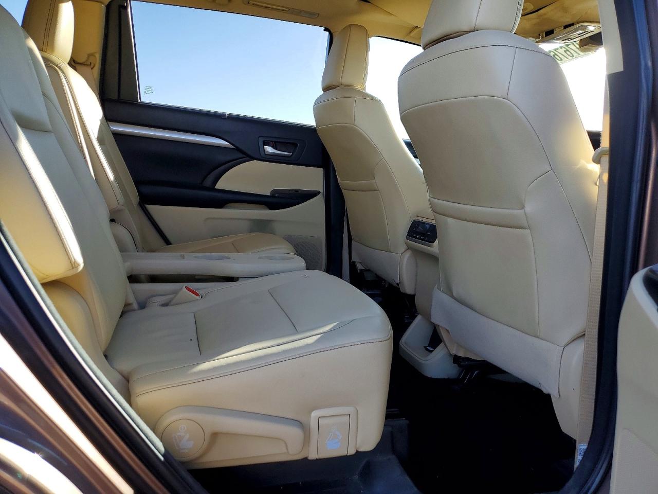 2018 TOYOTA HIGHLANDER SE photo 11