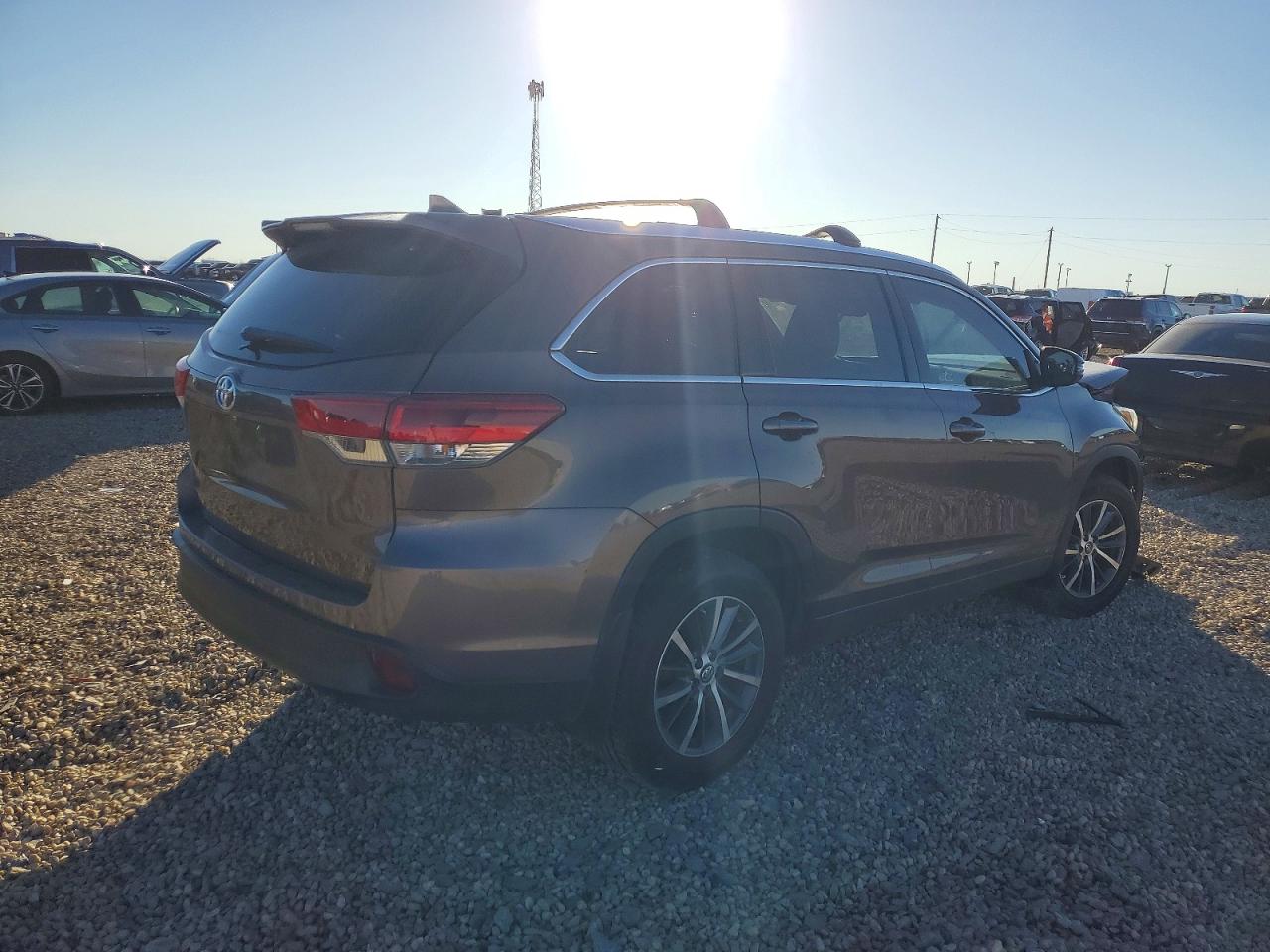 2018 TOYOTA HIGHLANDER SE photo 3