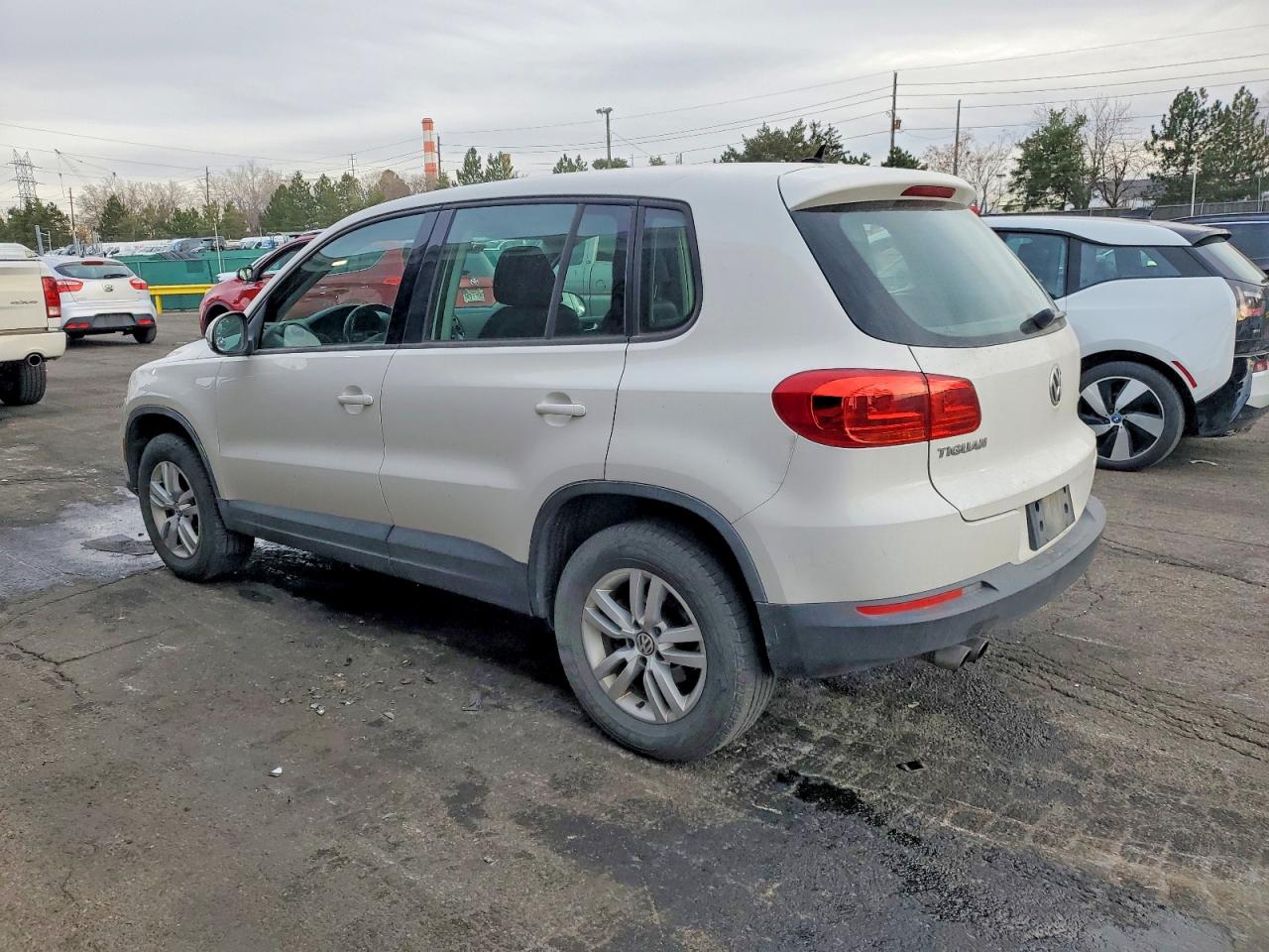 2013 VOLKSWAGEN TIGUAN S photo 2