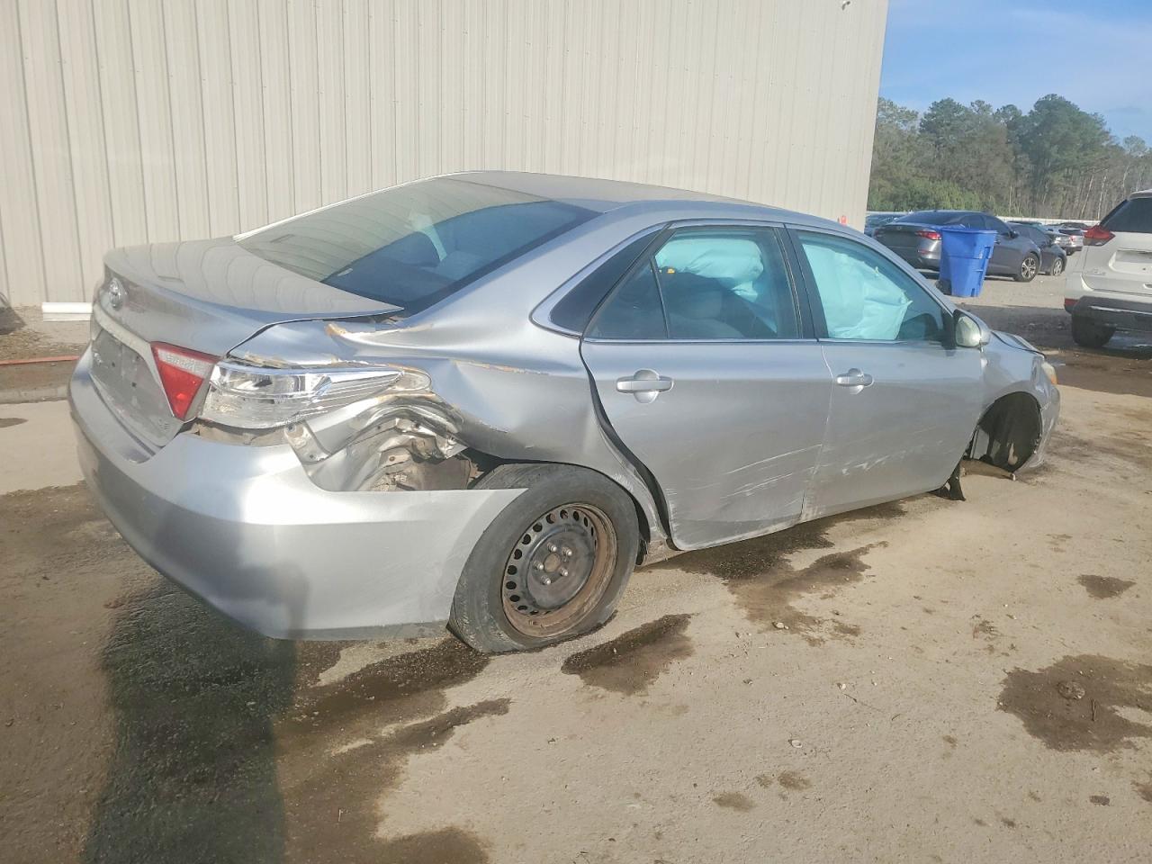 2015 TOYOTA CAMRY LE photo 3