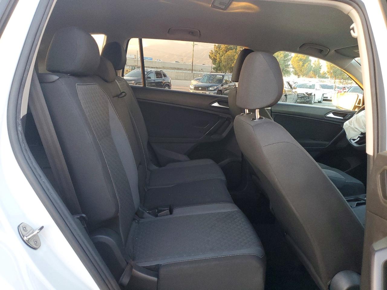 2021 VOLKSWAGEN TIGUAN S photo 19