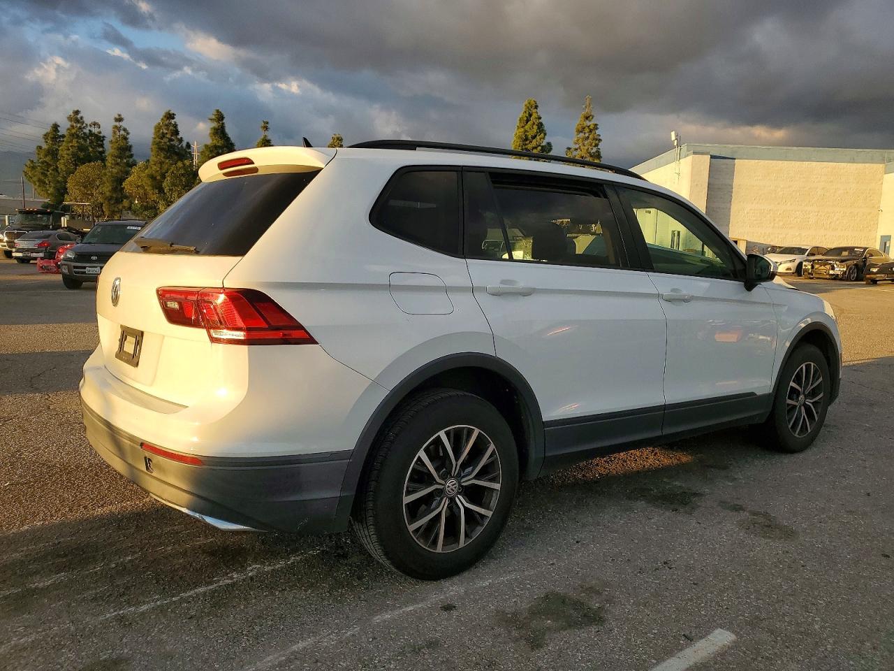 2021 VOLKSWAGEN TIGUAN S photo 5