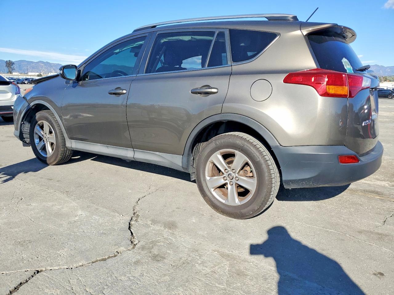 2015 TOYOTA RAV4 XLE photo 2