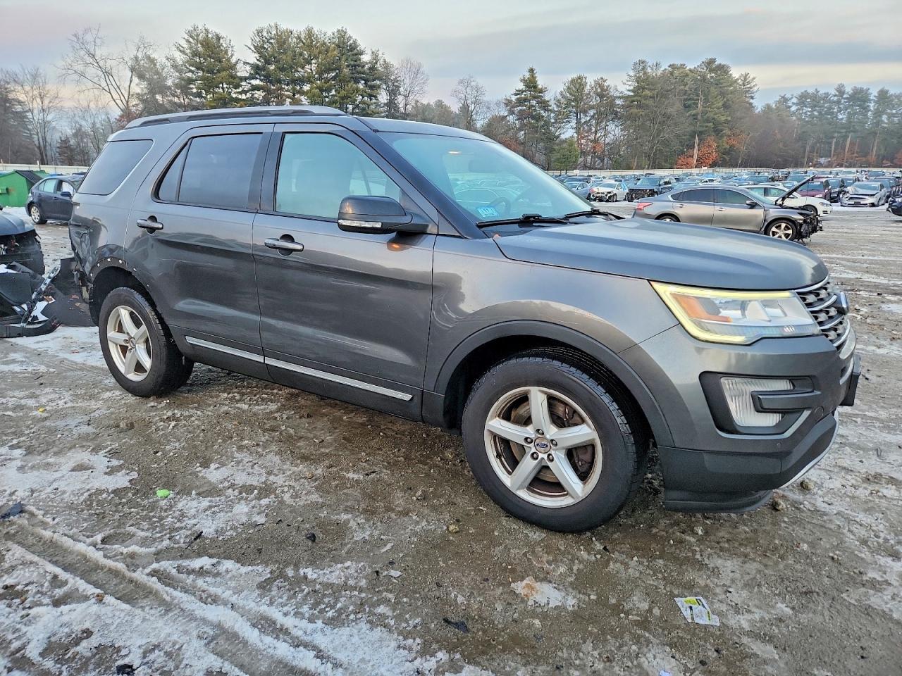 2017 FORD EXPLORER XLT photo 4