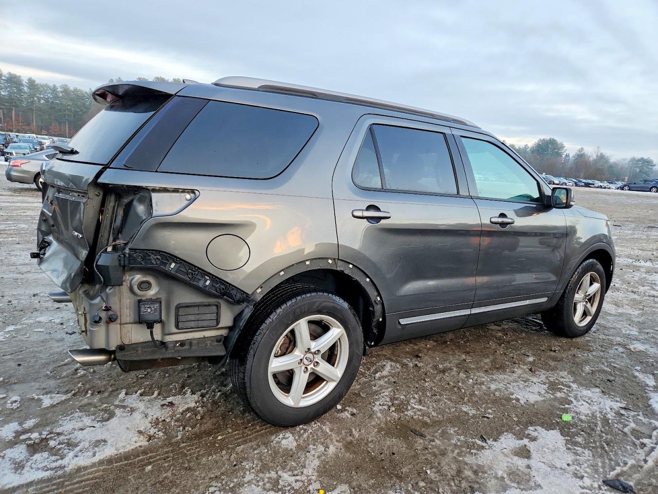 2017 FORD EXPLORER XLT photo 3