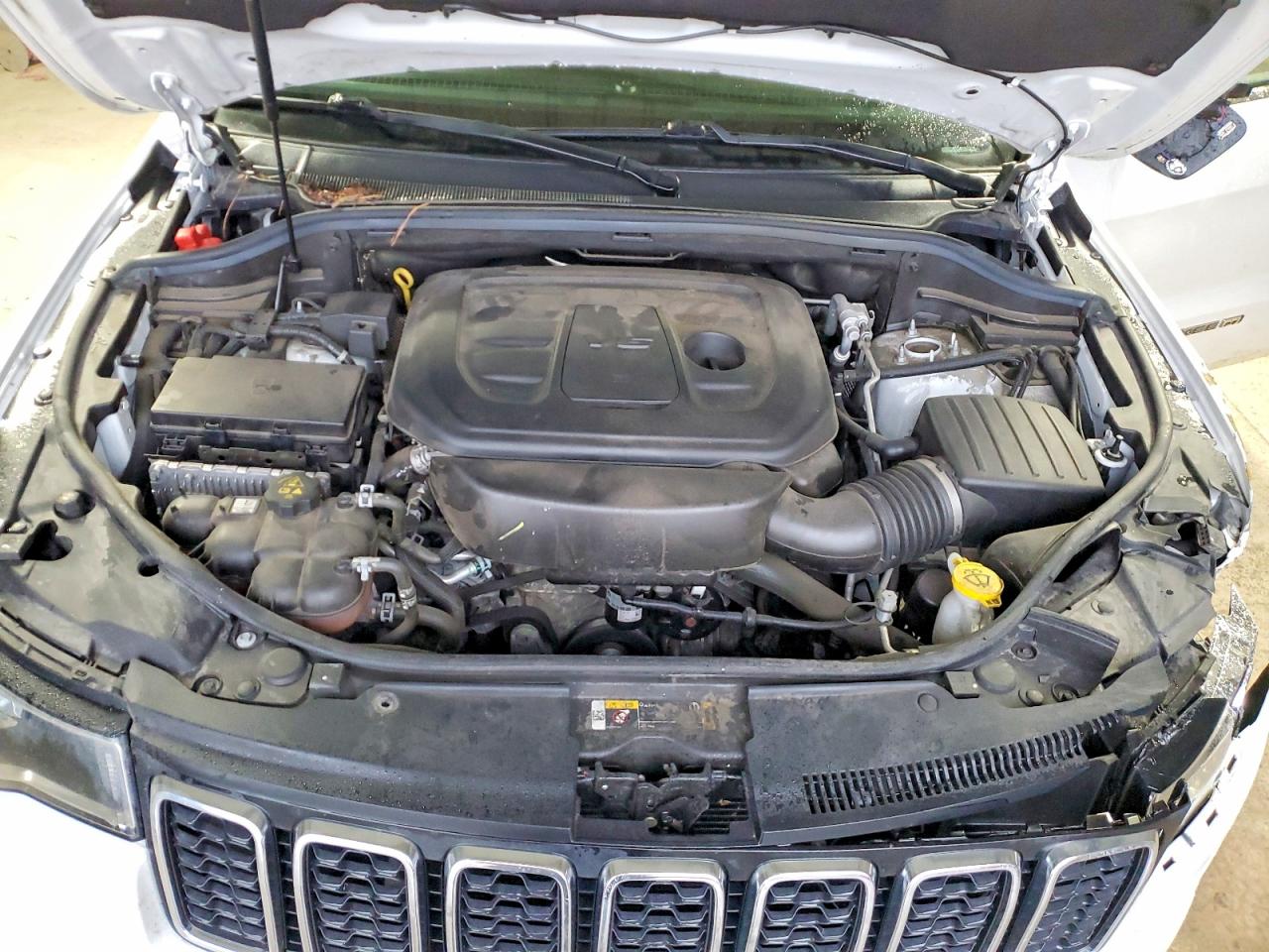 2022 JEEP GRAND CHEROKEE LAREDO E photo 4