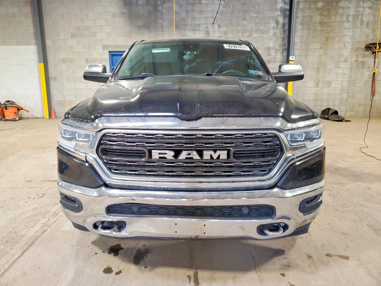 2019 RAM 1500 LIMITED photo 5