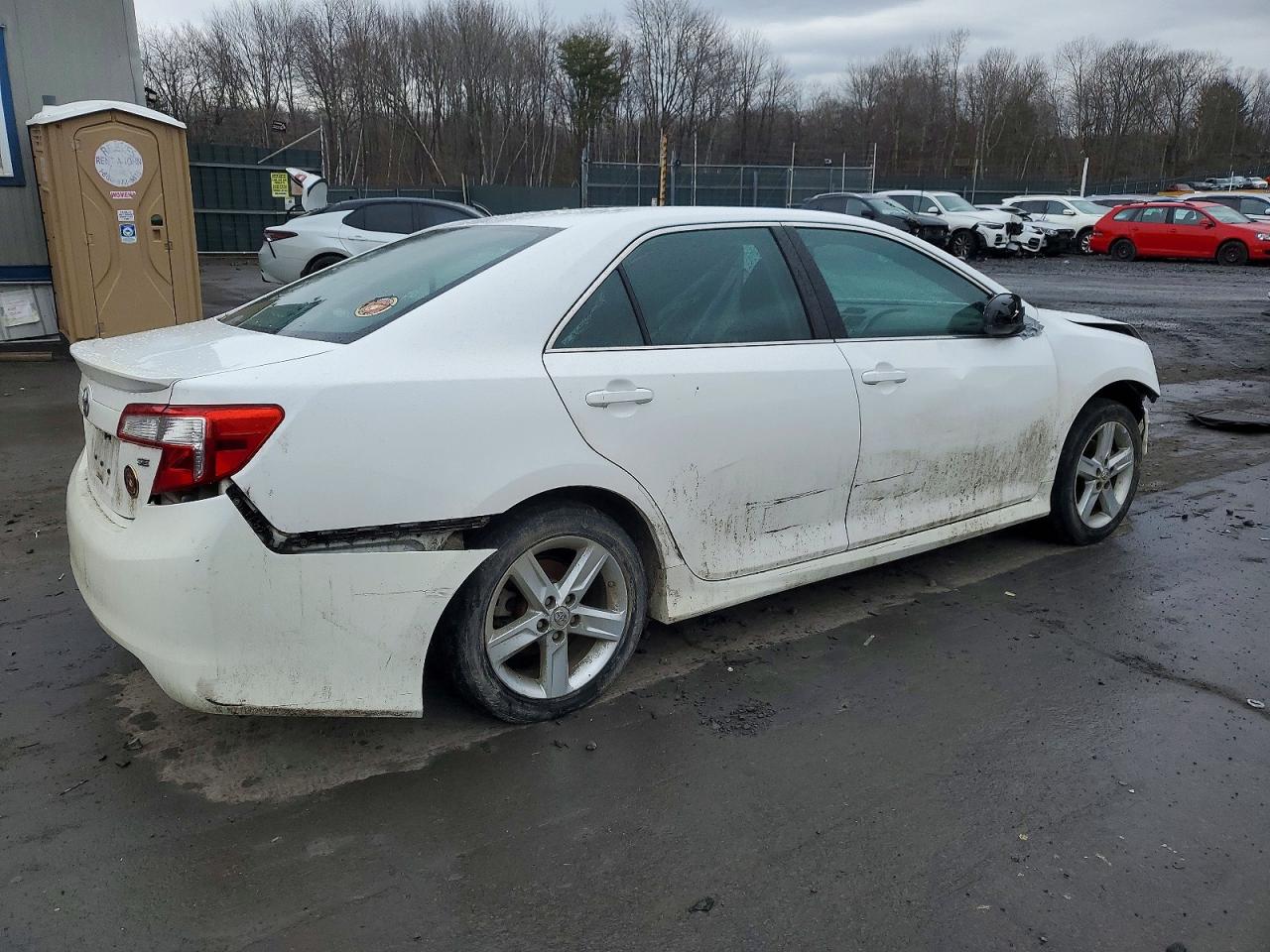 2014 TOYOTA CAMRY L photo 3