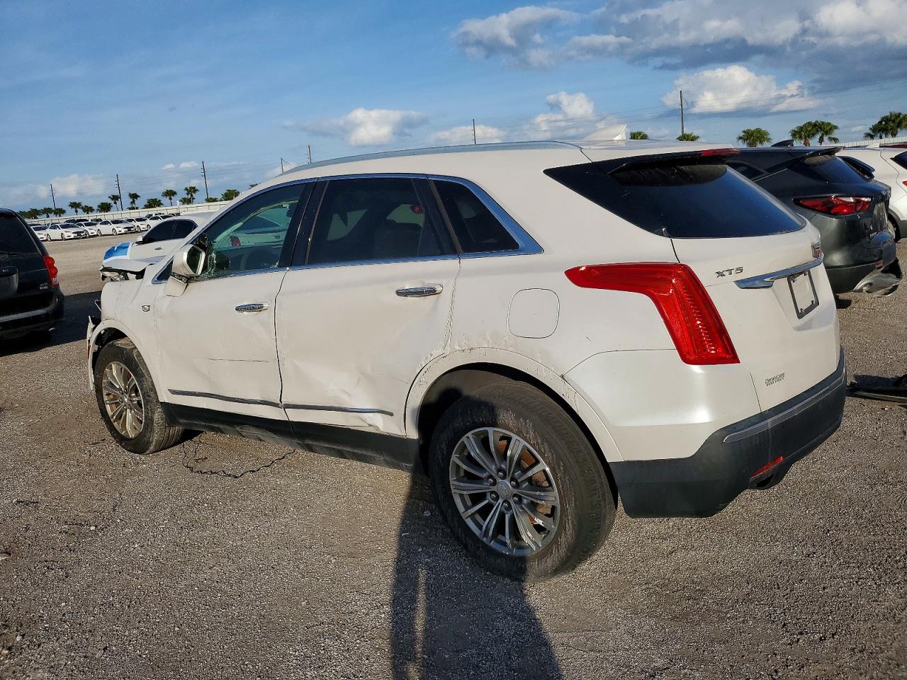 2018 CADILLAC XT5 LUXURY photo 3