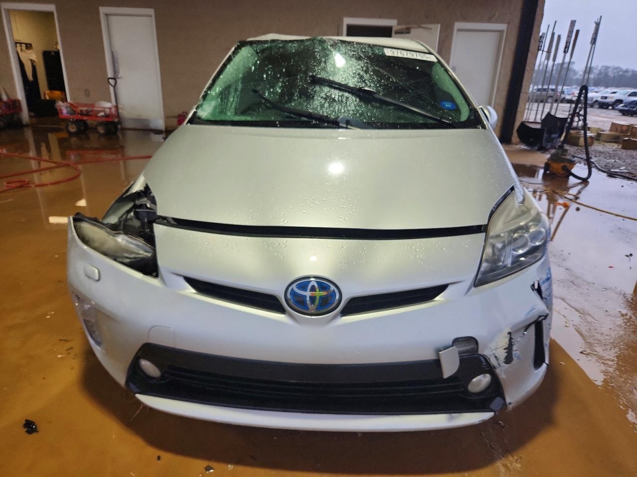 2015 TOYOTA PRIUS photo 9