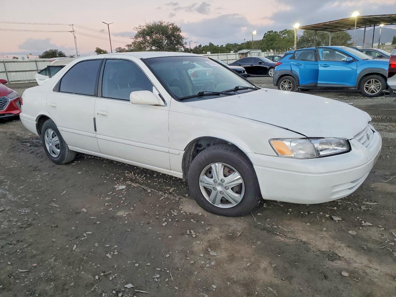1999 TOYOTA CAMRY LE photo 4