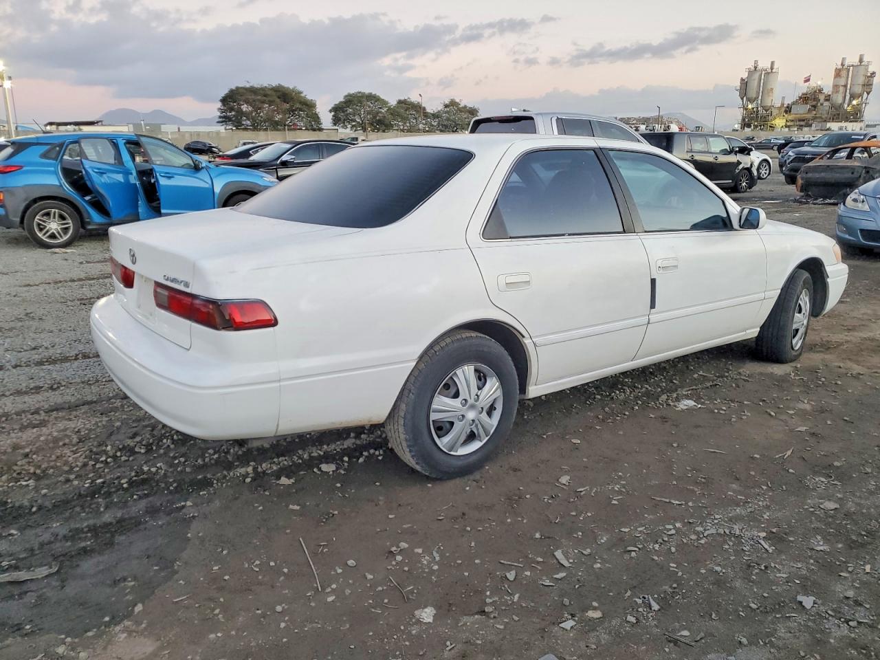 1999 TOYOTA CAMRY LE photo 3