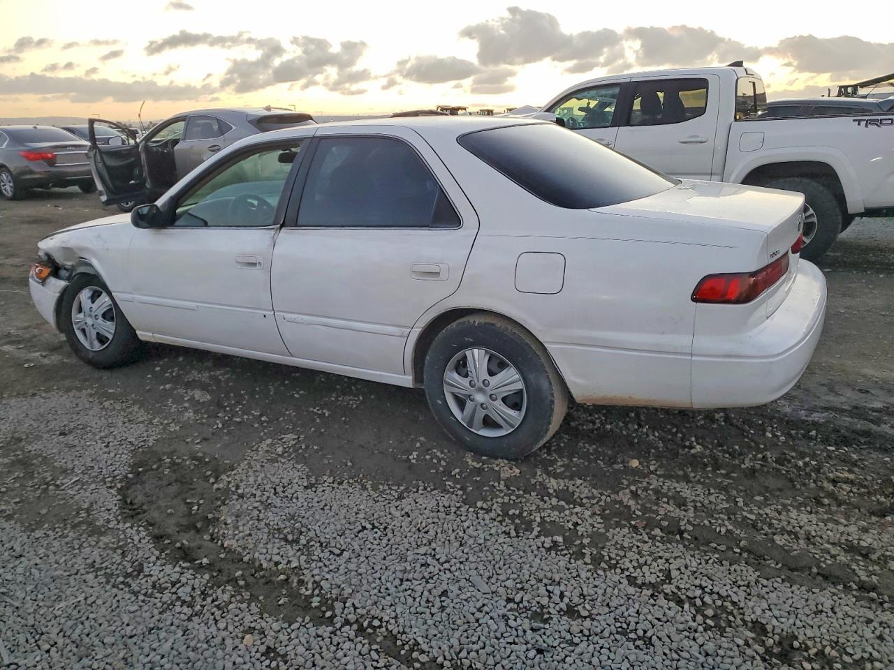 1999 TOYOTA CAMRY LE photo 2