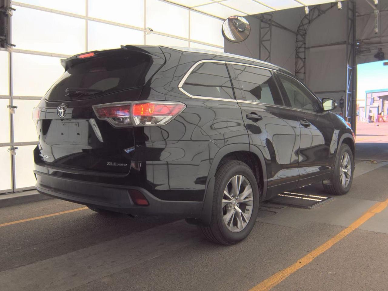 2014 TOYOTA HIGHLANDER XLE photo 4