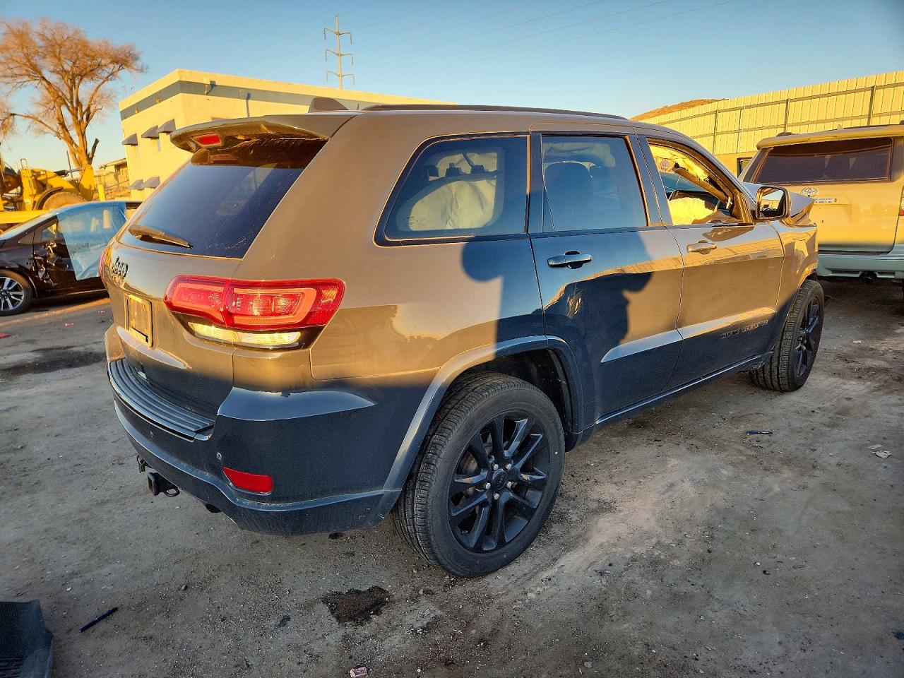 2018 JEEP GRAND CHEROKEE LAREDO photo 3
