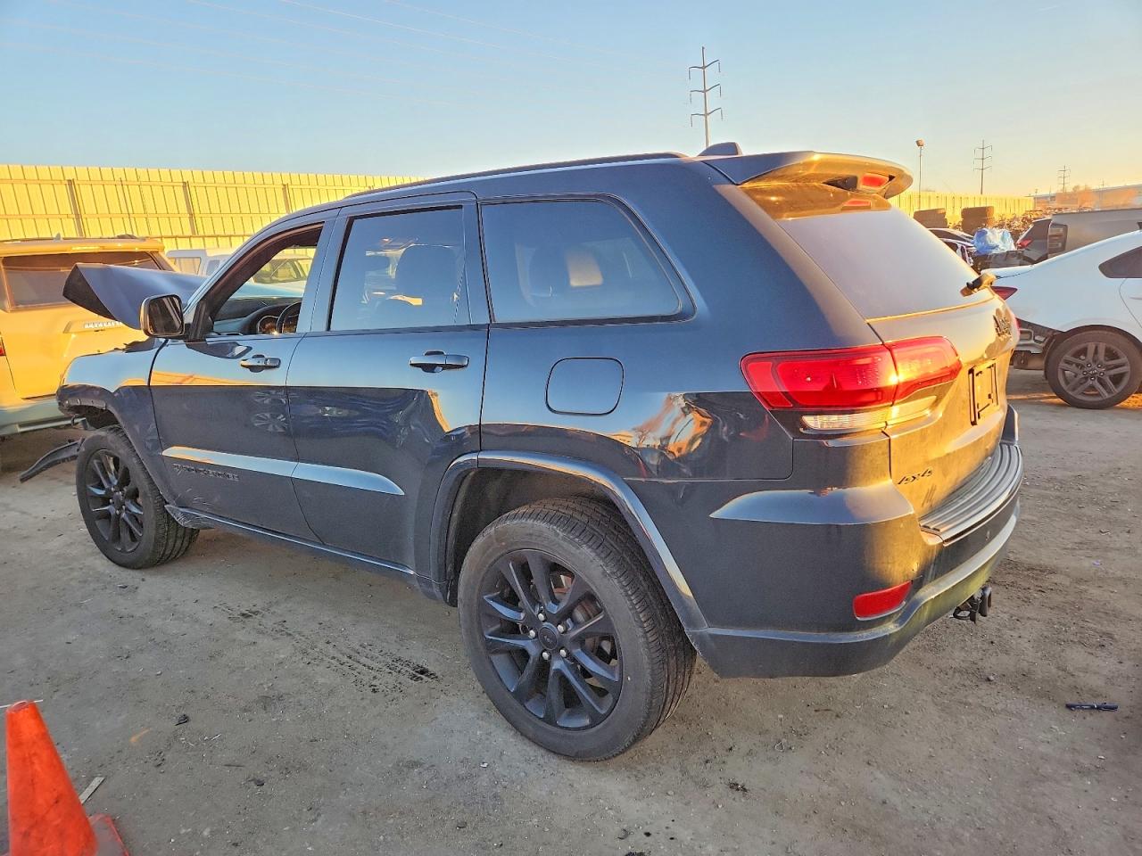 2018 JEEP GRAND CHEROKEE LAREDO photo 2